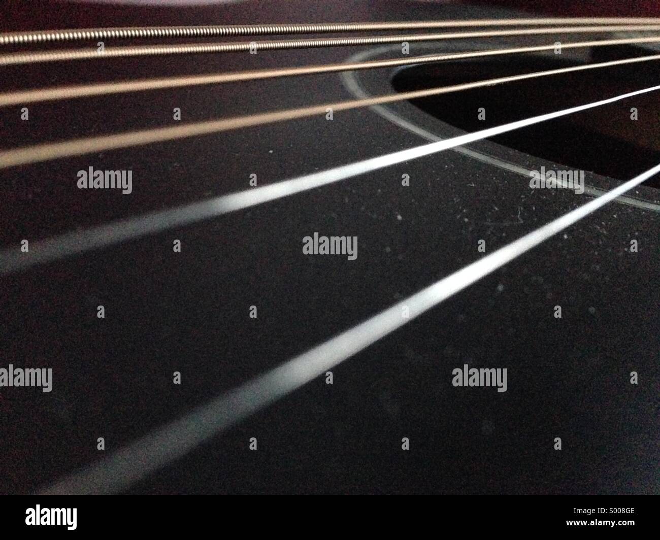 Dettaglio del nero chitarra acustica - Immagine stock catturata con smartphone