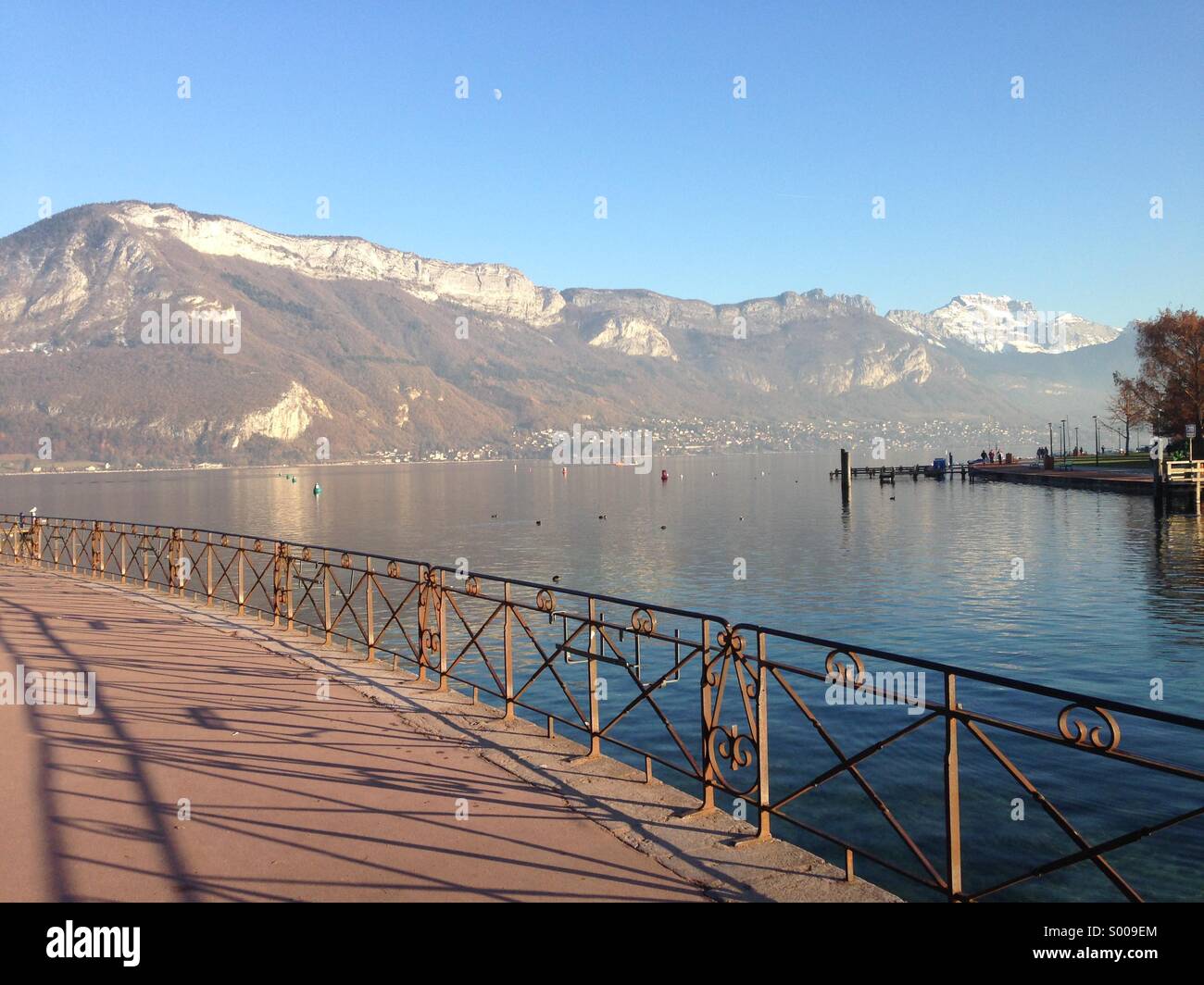 Una passeggiata intorno al lago di Annecy, Francia Foto Stock