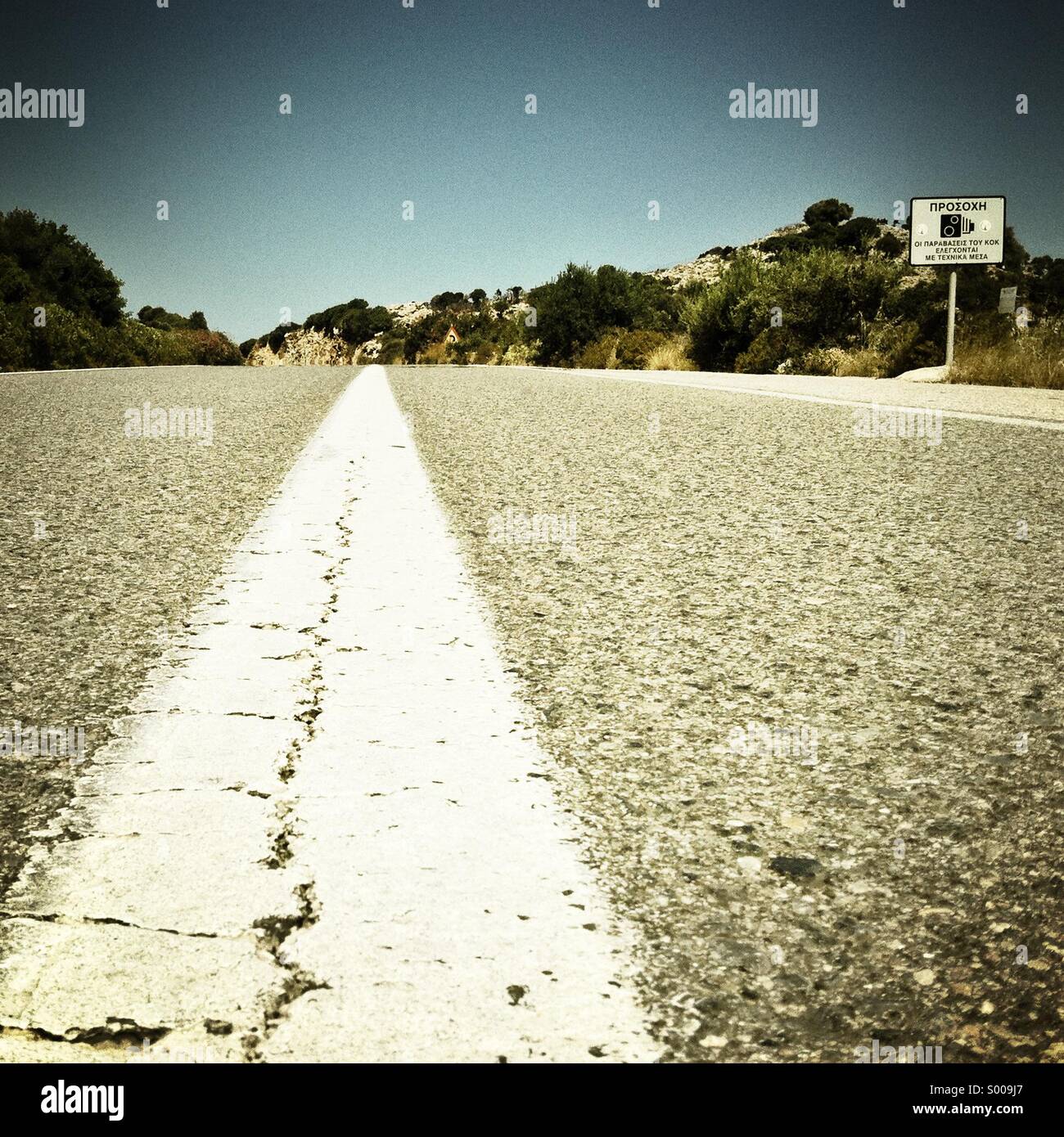 Strada asfaltata e velocità segno della fotocamera. Basso angolo di visione. Formato quadrato. Foto Stock