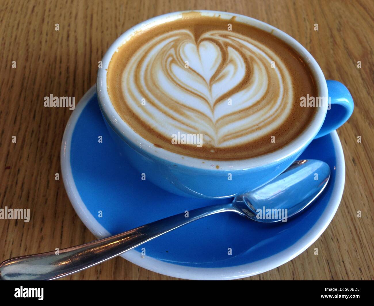 Piatto bianco dettaglio di caffè da Tom e Serg cafe a Dubai Foto Stock