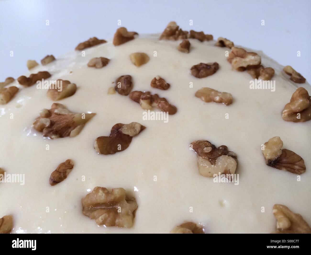 Un freschi fatti in casa torta di carote con panna e noce topping. Vista ravvicinata di topping Foto Stock