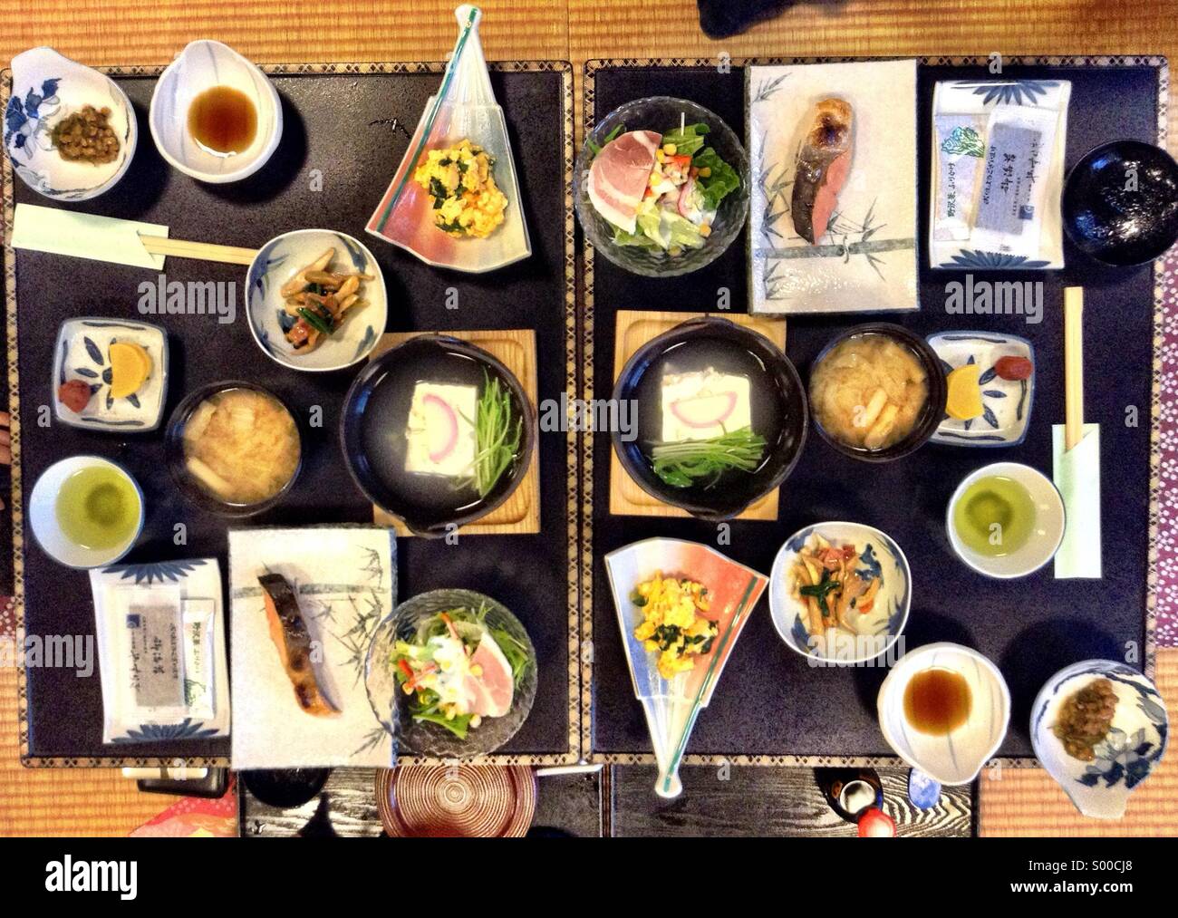 Cena per due in un ryokan (hotel tradizionale o inn) in Giappone. Foto Stock