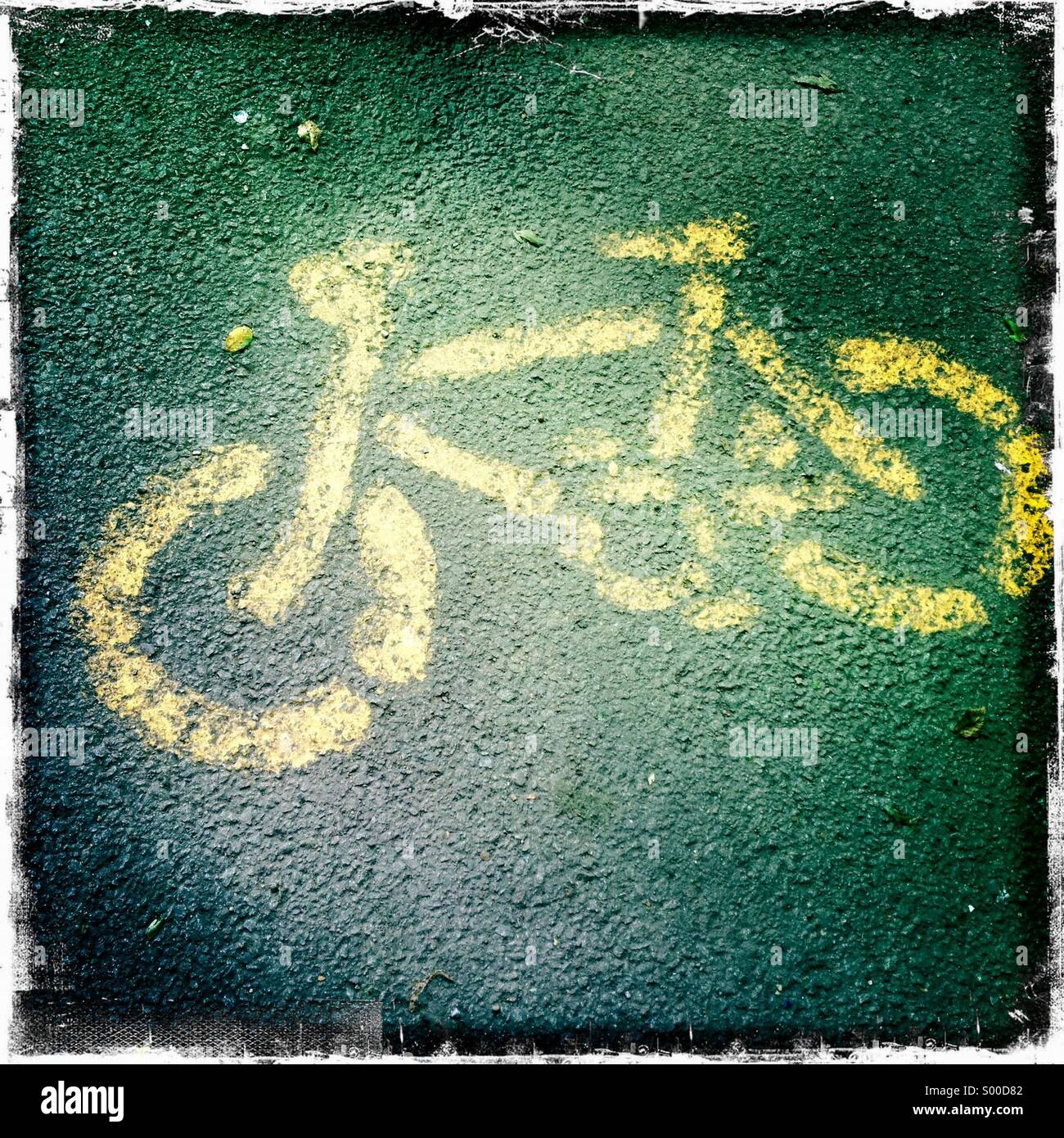 Bicicletta pedalando icona sul sentiero di ghiaia. Hampstead Heath di Londra. Foto Stock