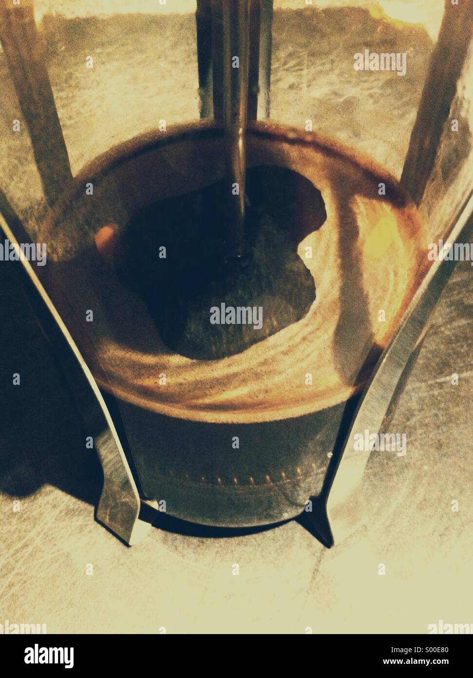 French press caffettiera, pieno per metà con crema e rabboccato il caffè. - Immagine stock catturata con smartphone