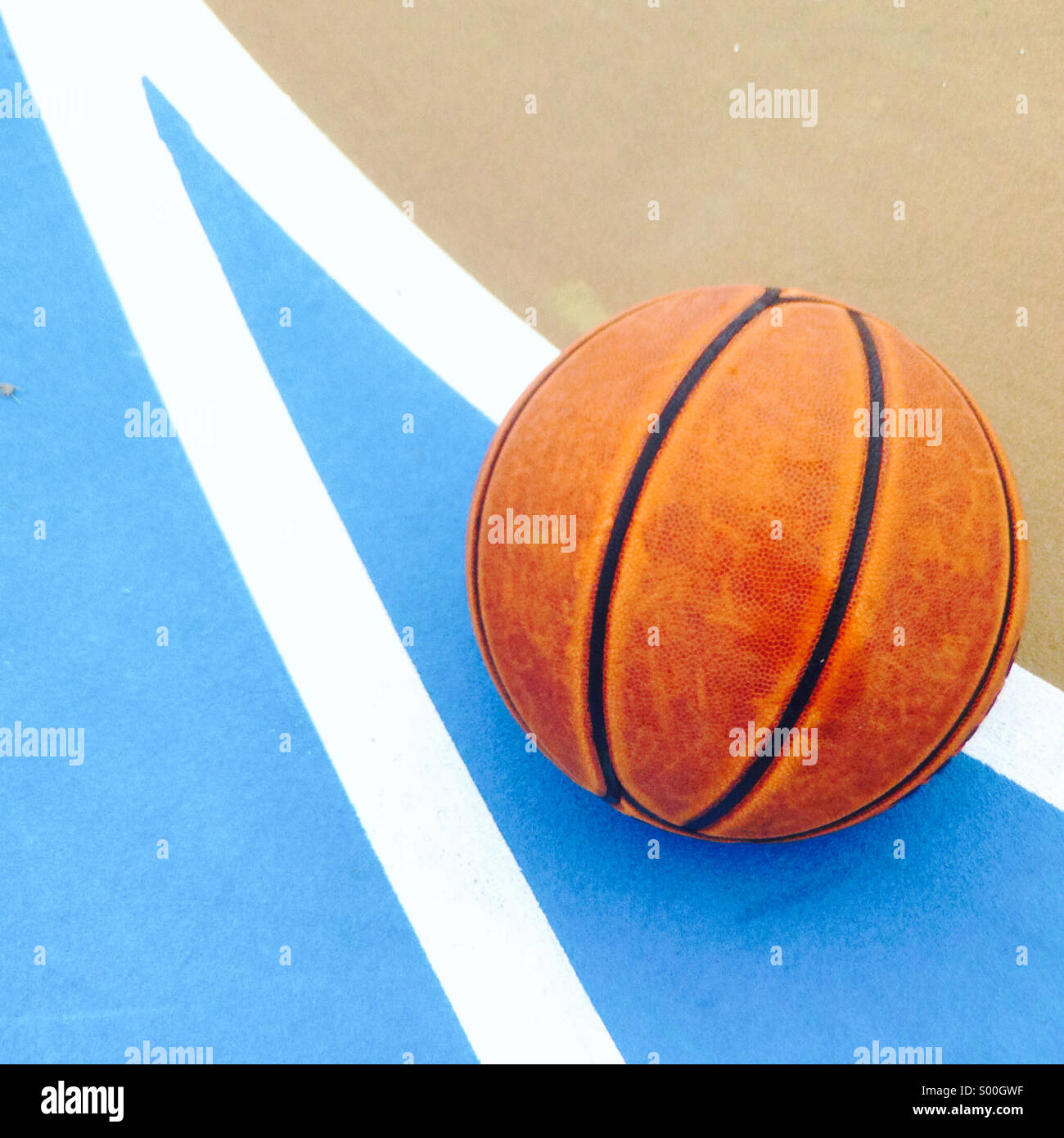 La pallacanestro su un tribunale aperto. - Immagine stock catturata con smartphone