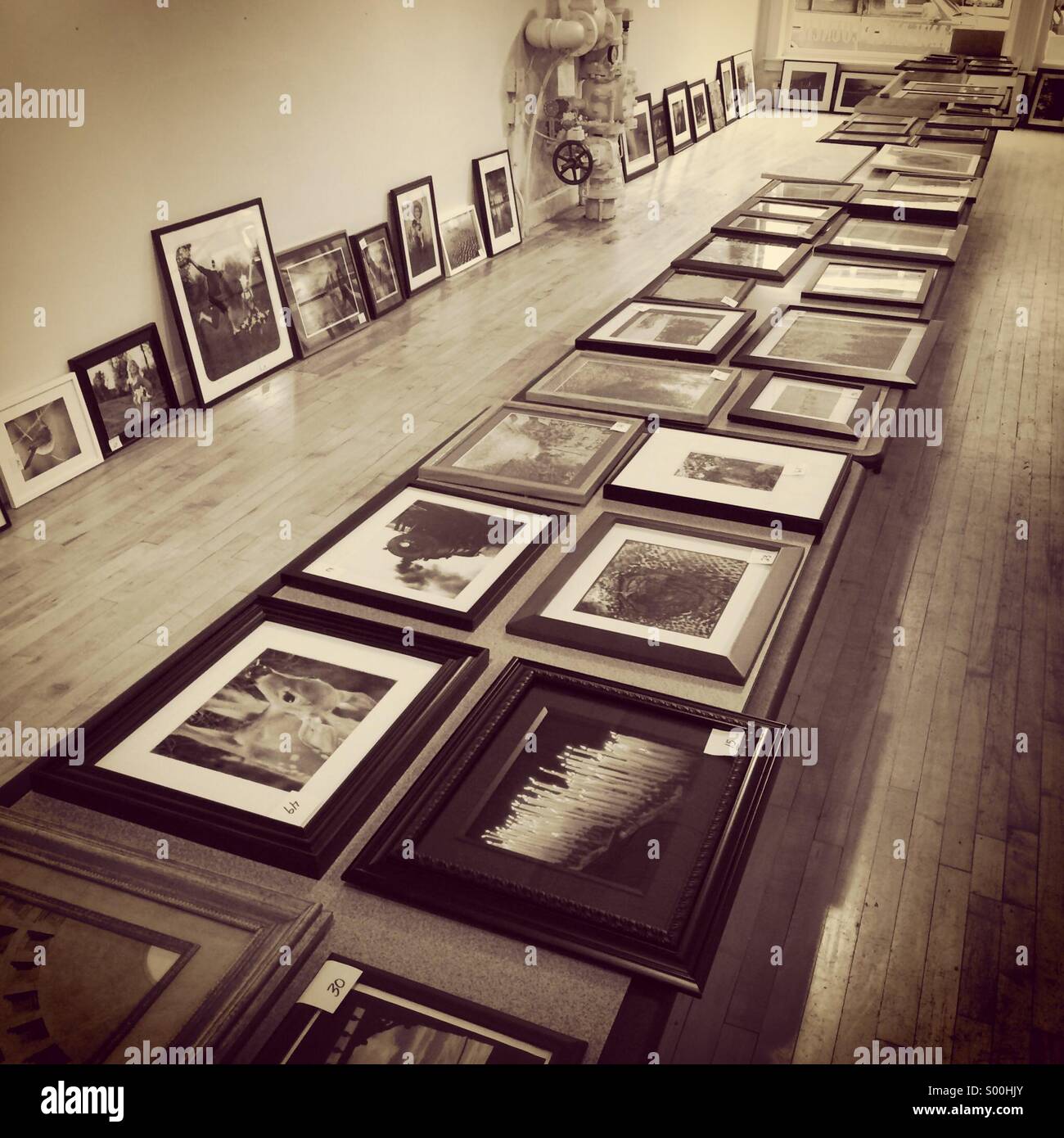 Il terrore di foto in una galleria di foto per il concorso fotografico - Immagine stock catturata con smartphone