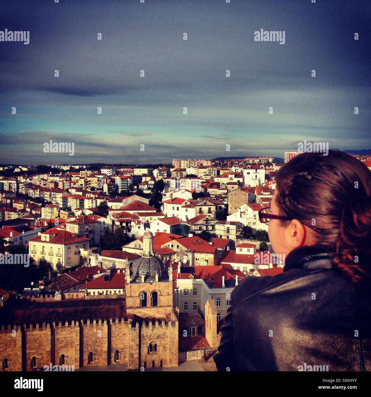 Per turisti in cerca in città dalla vista in elevazione, Coimbra, Portogallo Foto Stock