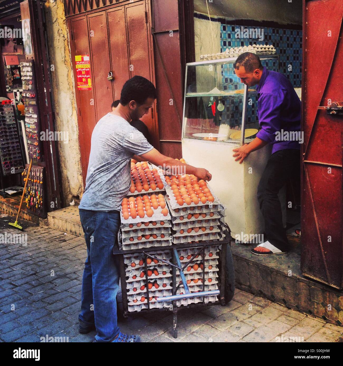 Uova marocchino venditore, antica medina di Fez, Marocco - Immagine stock catturata con smartphone