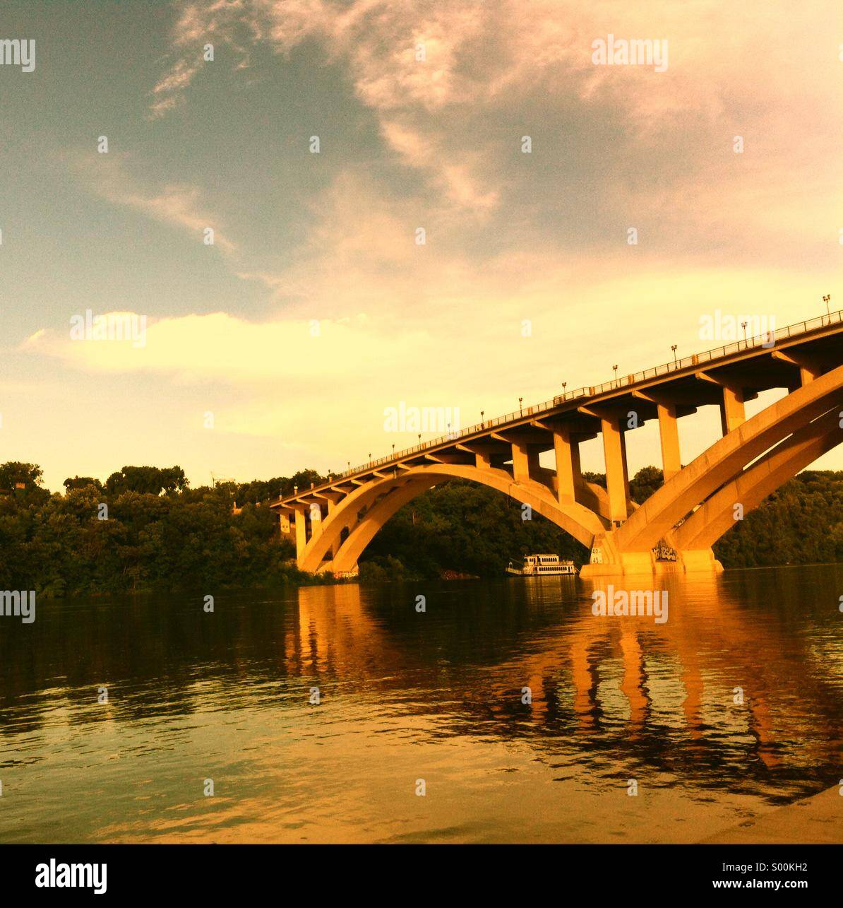 Lake Street ponte sopra il fiume Mississippi linking Minneapolis e Saint Paul, Minnesota. Foto Stock