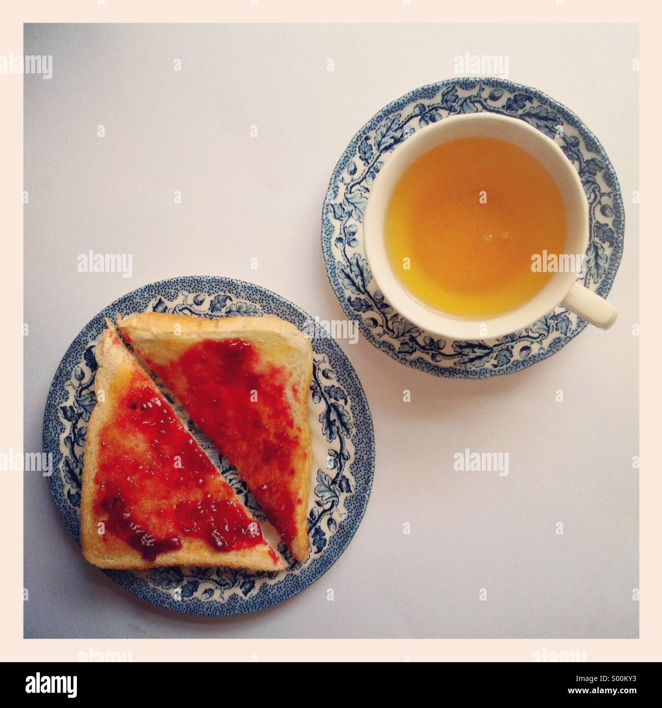 Bollitore per tè e pane tostato su vintage bianco e blu cina - Immagine stock catturata con smartphone