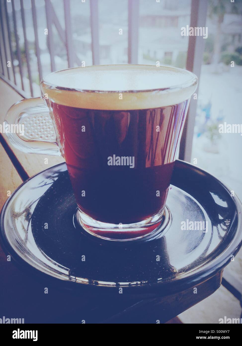 Caffè espresso su una tabella con balcone Foto Stock