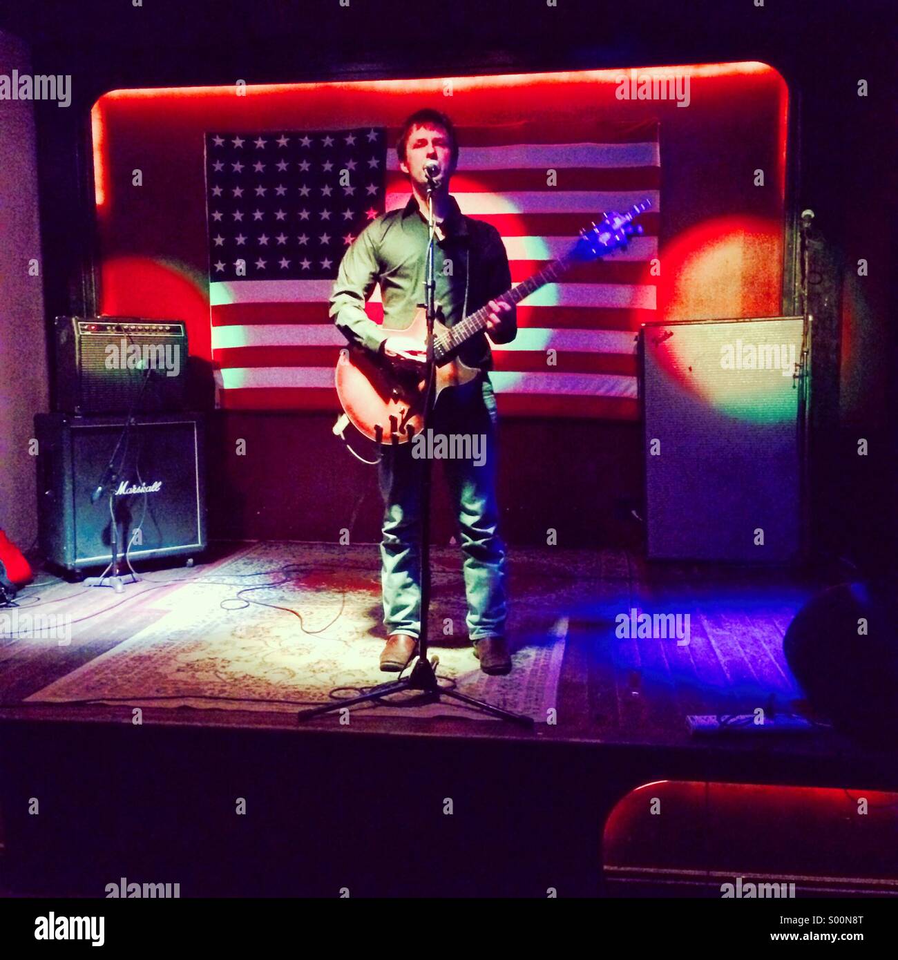 Travis Morrison dello smembramento Plan svolge un solo show al Grand Hotel Vittoria di Brooklyn, a New York il 24 gennaio 2014. - Immagine stock catturata con smartphone