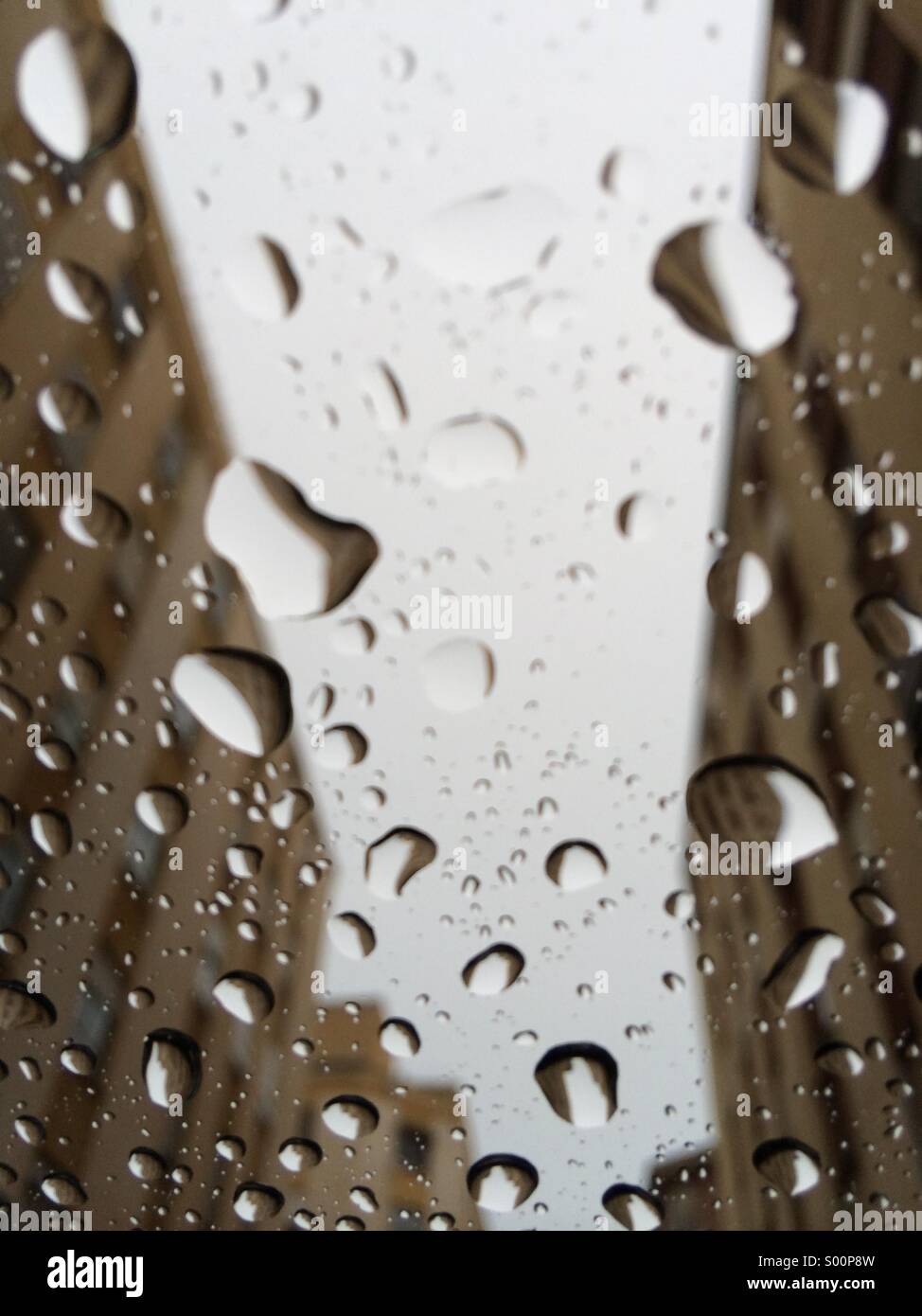 Un giorno di pioggia dall'interno dell'auto Foto Stock