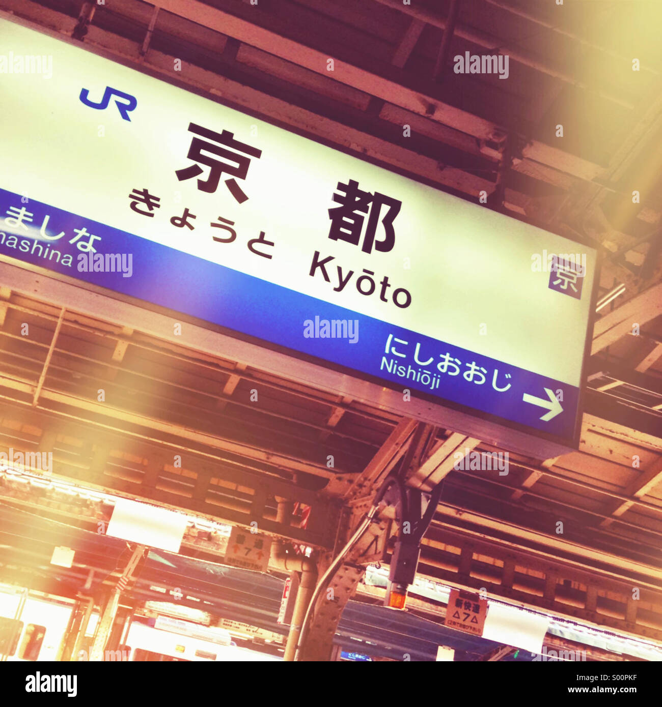 Un segno della piattaforma a Kyoto stazione ferroviaria in Giappone. Foto Stock