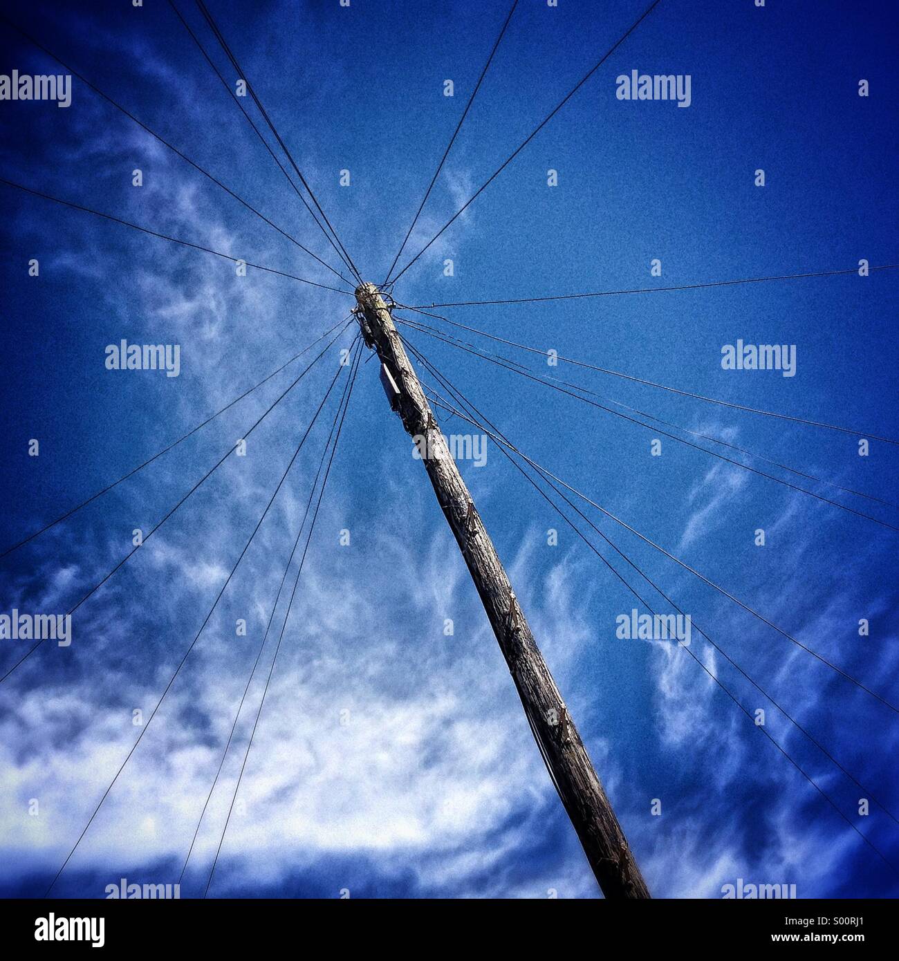 Palo del telegrafo contro il cielo blu Foto Stock