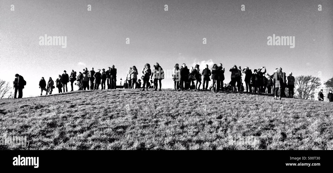 La folla che gode di una vista panoramica di Londra da Primrose Hill - Immagine stock catturata con smartphone