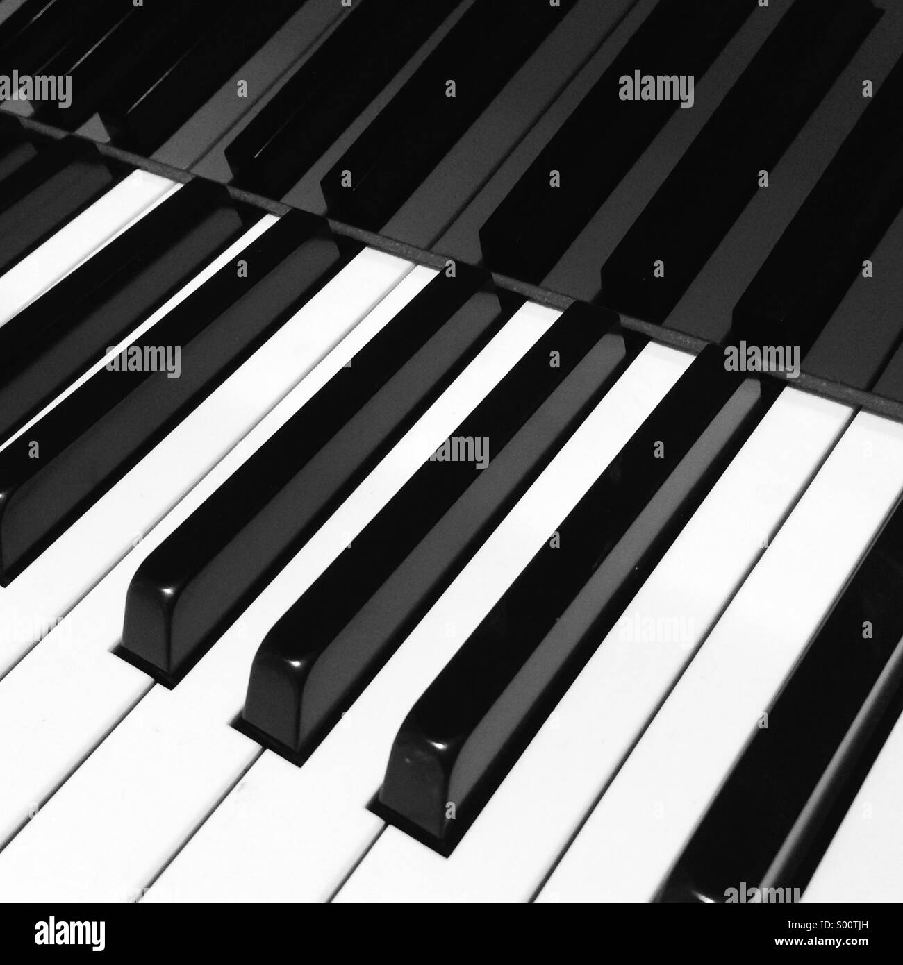 Il contrasto in bianco e nero tasti di una tastiera di pianoforte. Foto Stock