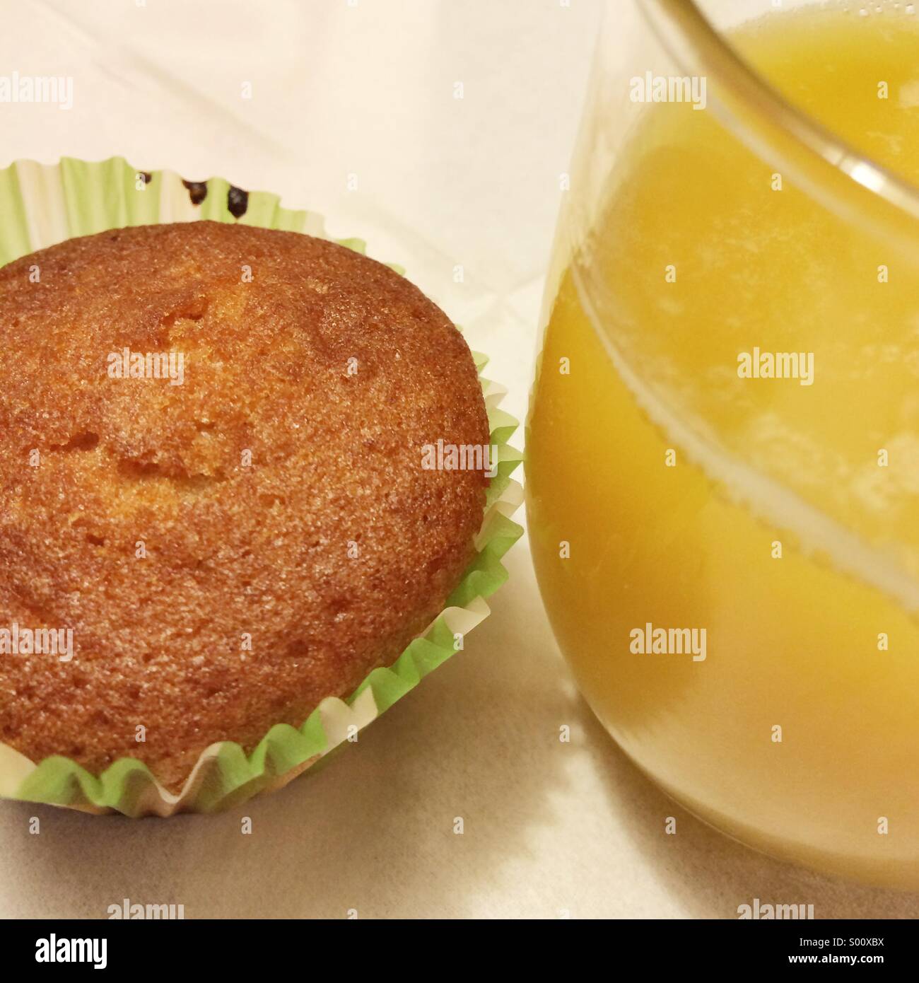 Home muffin fatti e un succo di ananas per la prima colazione - Immagine stock catturata con smartphone