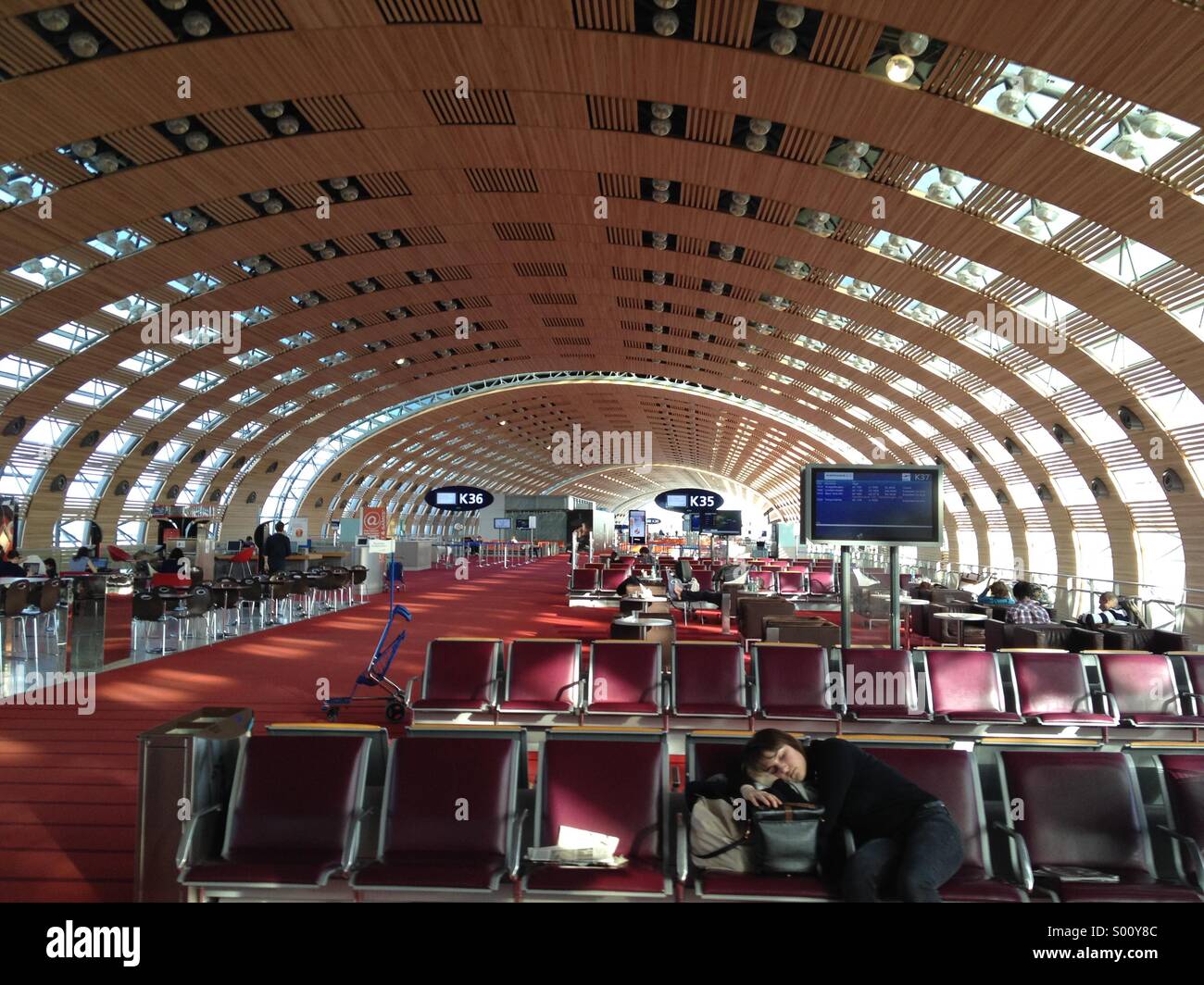 Donna che Dorme in Paris Charles de Gaulle Airport. Il Terminal 2E. Partenze Foto Stock