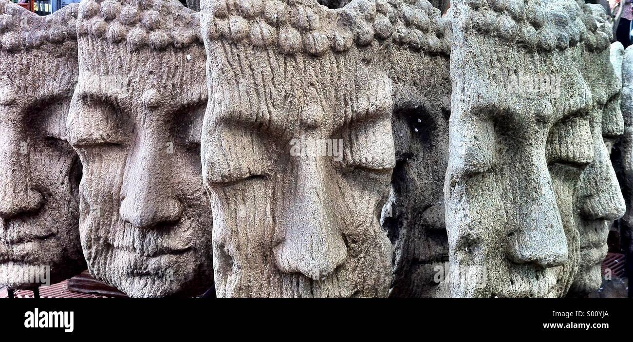 Molte facce del Buddha - giardino ornamenti sulla vendita in una filiale svizzera di OBI Foto Stock