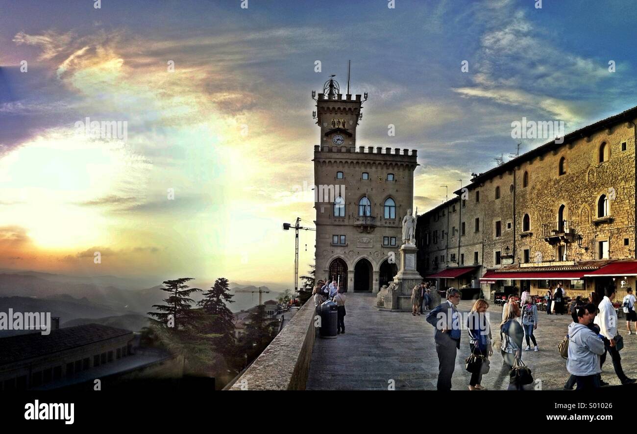 Il caratteristico edificio che ospita il Governo e il parlamento della Repubblica di San Marino, uno dei più piccoli del mondo paesi. - Immagine stock catturata con smartphone