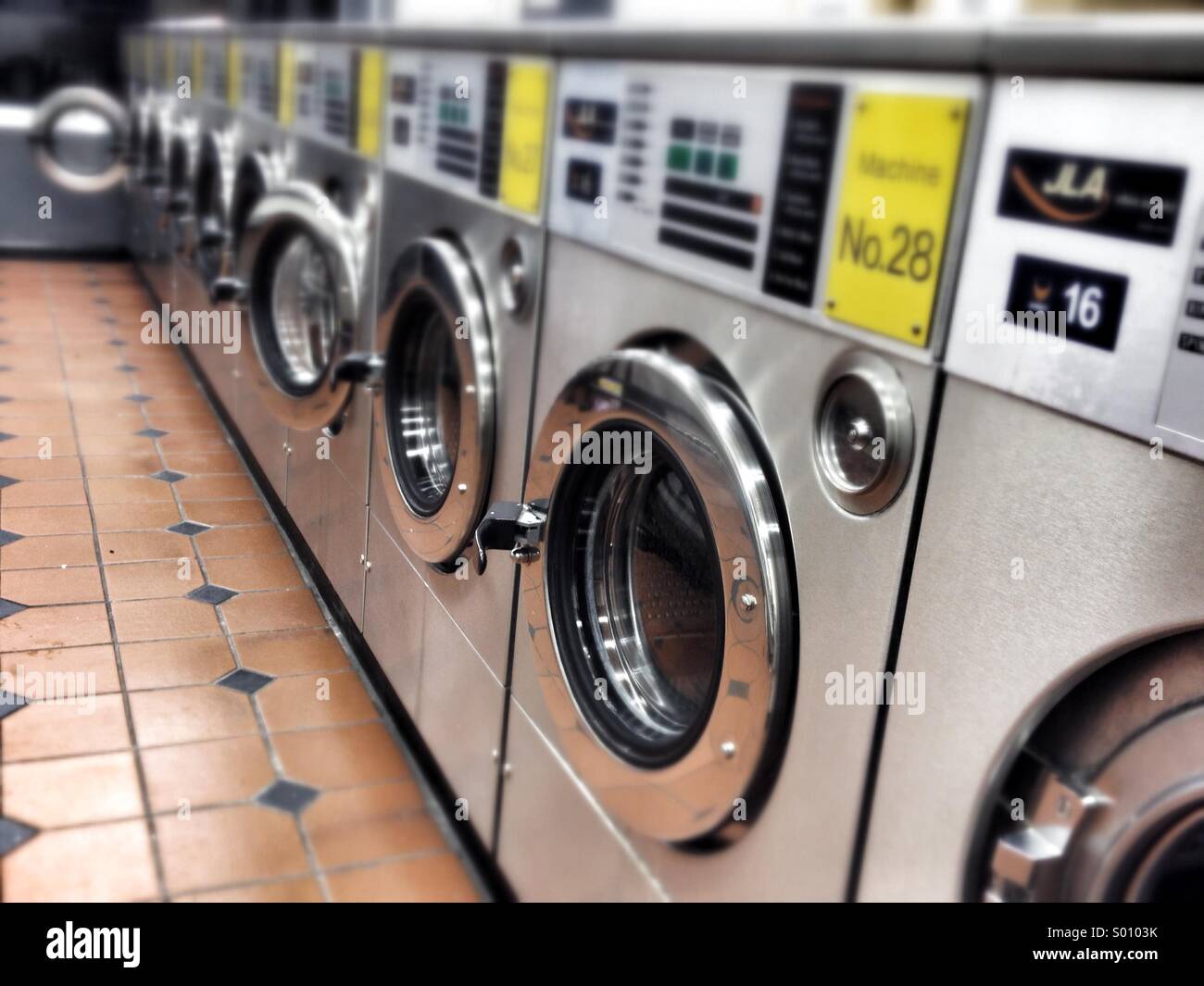 Trampolieri macchine in lavanderia a gettoni, Londra Foto Stock