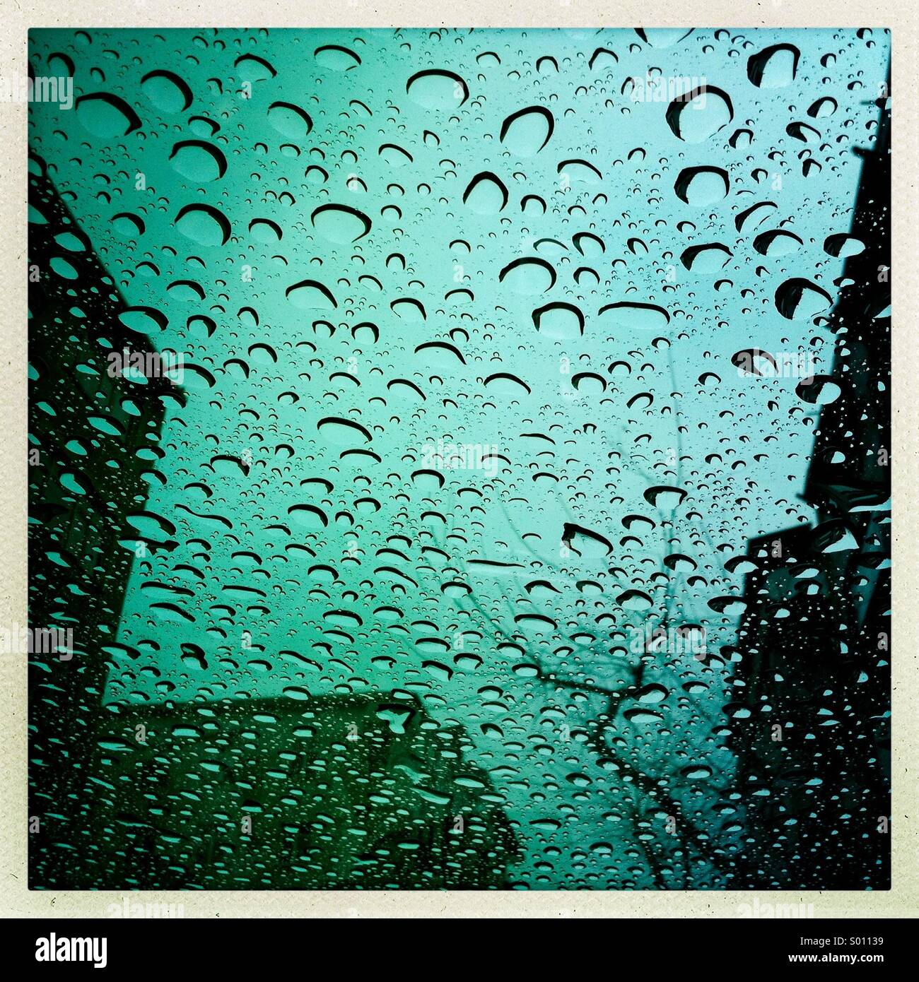Gocce di pioggia sul tettuccio apribile auto Foto Stock