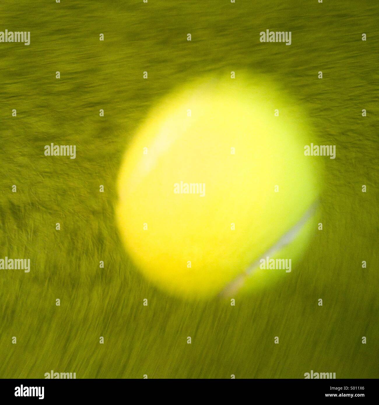 Spostando palla da tennis su erba corte Foto Stock