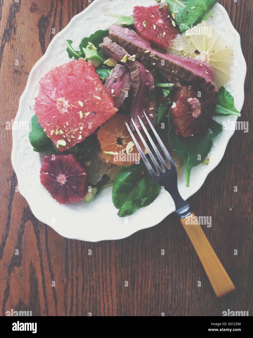 Inverno insalata di agrumi con carne rosolata Foto Stock