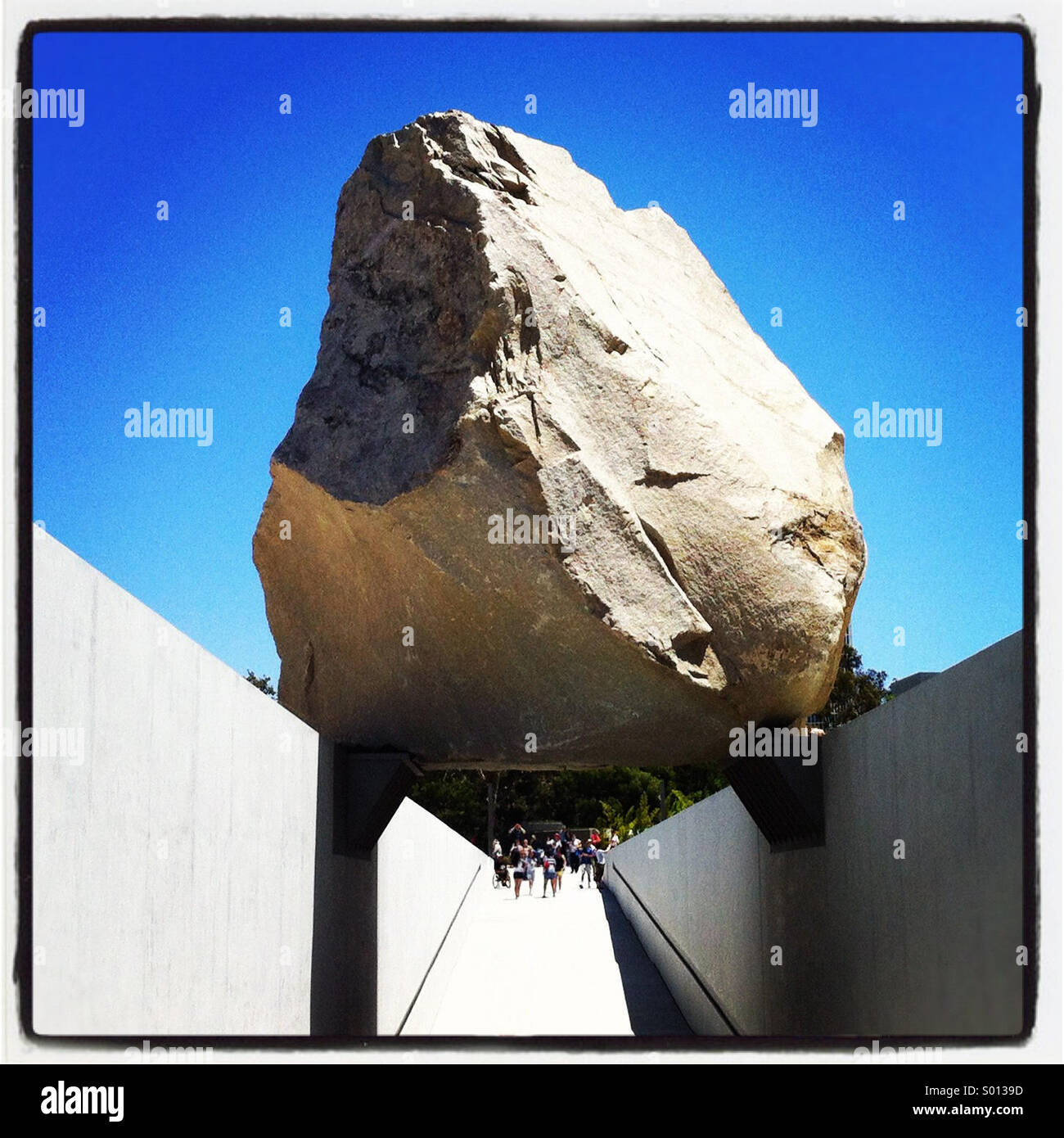 "Levitato Massa dall' artista Michael Heizer. A 340 ton di roccia di granito terrapieno sospesa al di sopra di un 456 piedi lungo il canale in calcestruzzo a LACMA di Los Angeles, California. Foto Stock