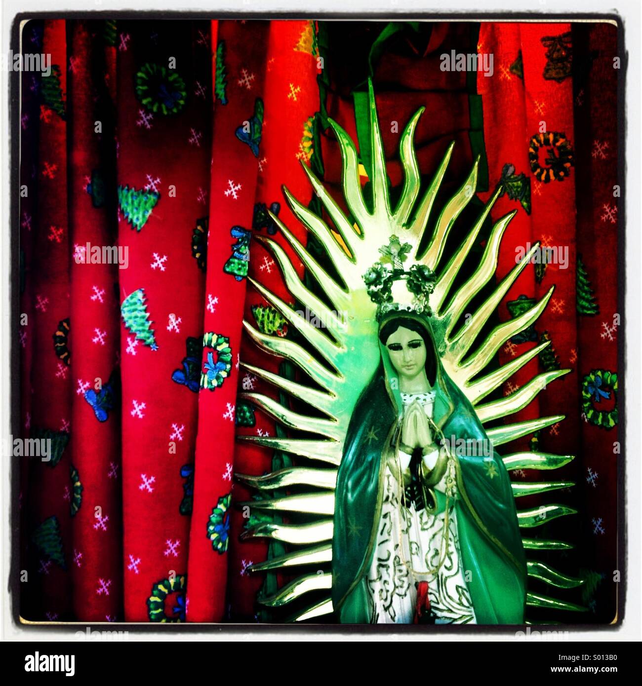 Un immagine di Nostra Signora di Guadalupe decora un altare con tende rosse nel Parque Mexico, quartiere Condesa, Città del Messico, Messico Foto Stock