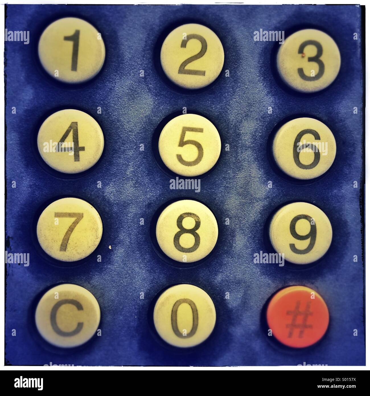 Il numero di telefono di composizione su un telefono pubblico comporre Foto Stock