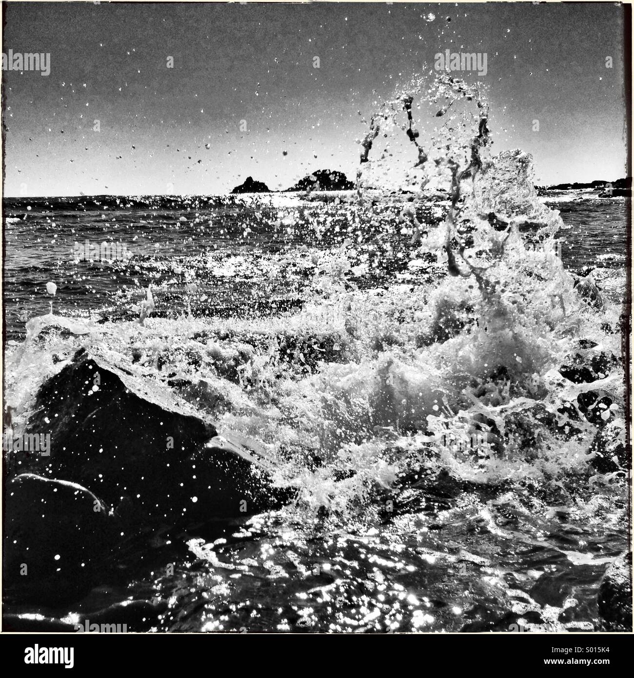 Immagine in bianco e nero di spruzzi d'acqua sulle rocce Foto Stock