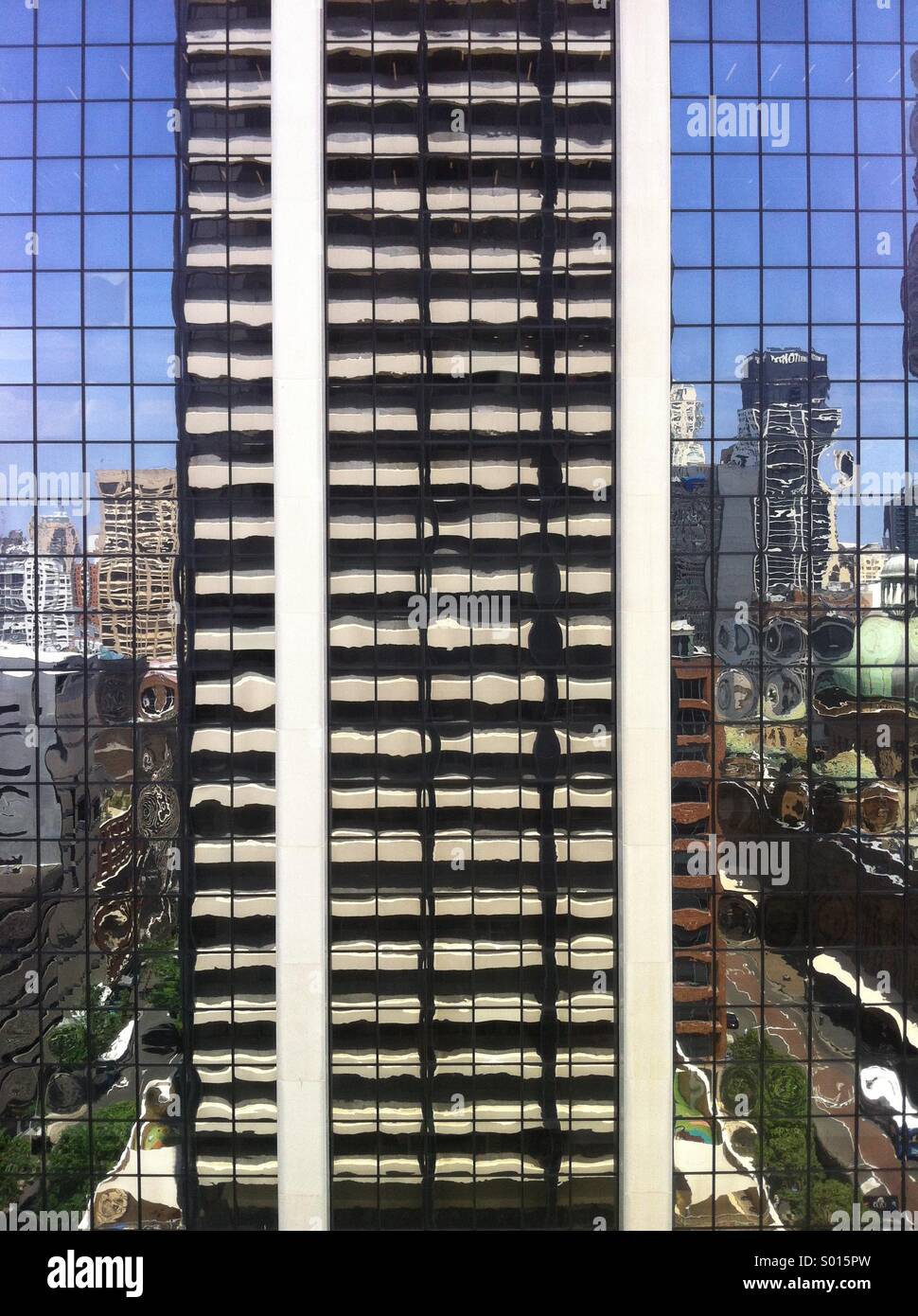 La riflessione di alto edificio Sydney - Immagine stock catturata con smartphone