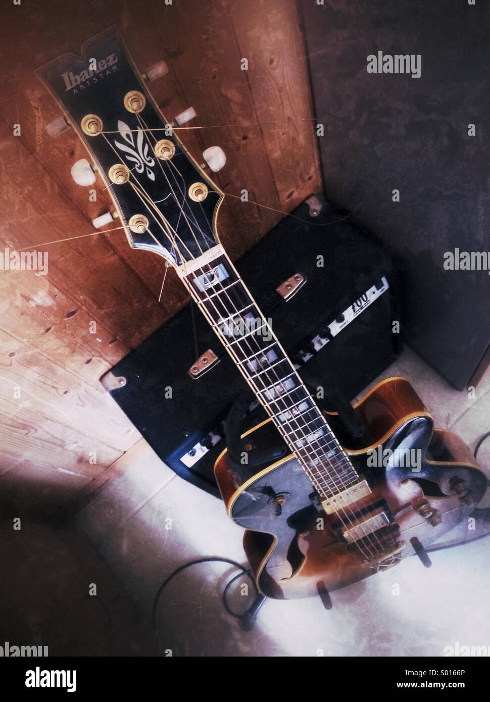 Semi-acustica chitarra jazz con amplificatore. Foto Stock