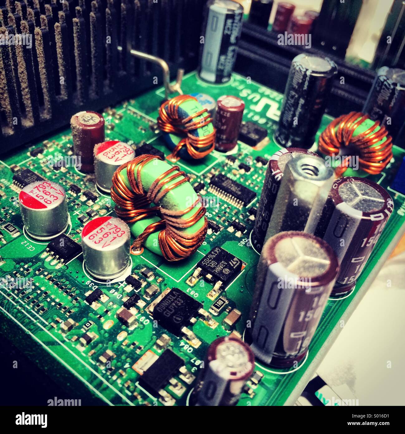 Polveroso circuito stampato da un computer vecchio Foto Stock