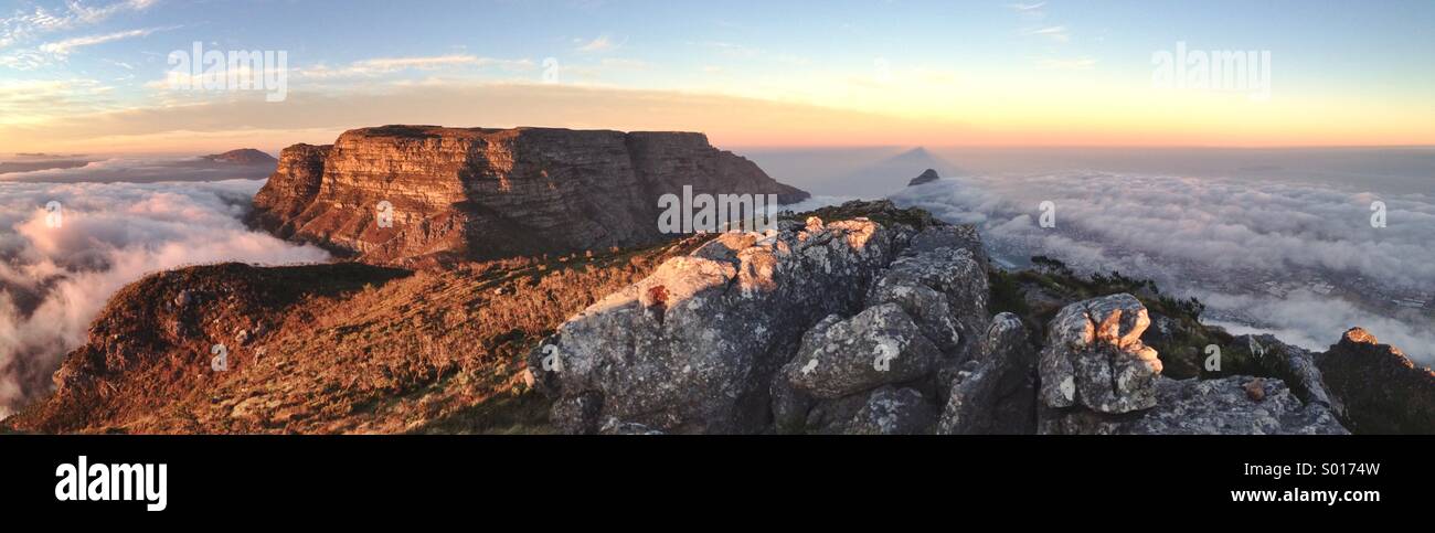 La mattina presto vista di nuvole che circonda la Montagna della Tavola di Città del Capo in Sud Africa. Preso dal vertice di Devil's Peak. - Immagine stock catturata con smartphone