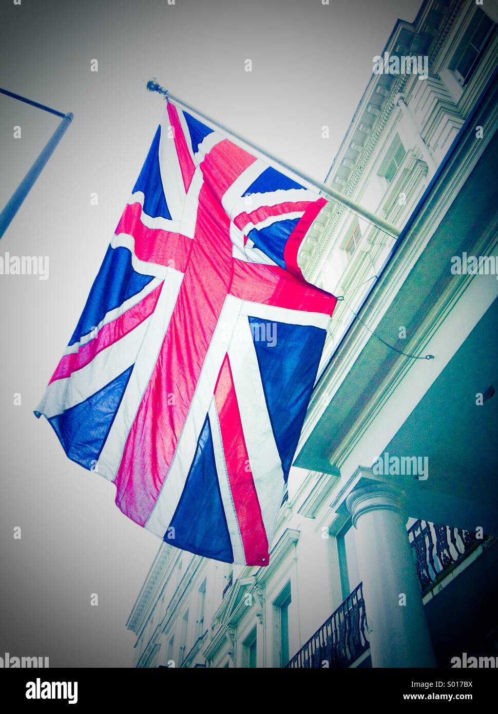 Union Jack flag all'esterno dell'edificio - Immagine stock catturata con smartphone