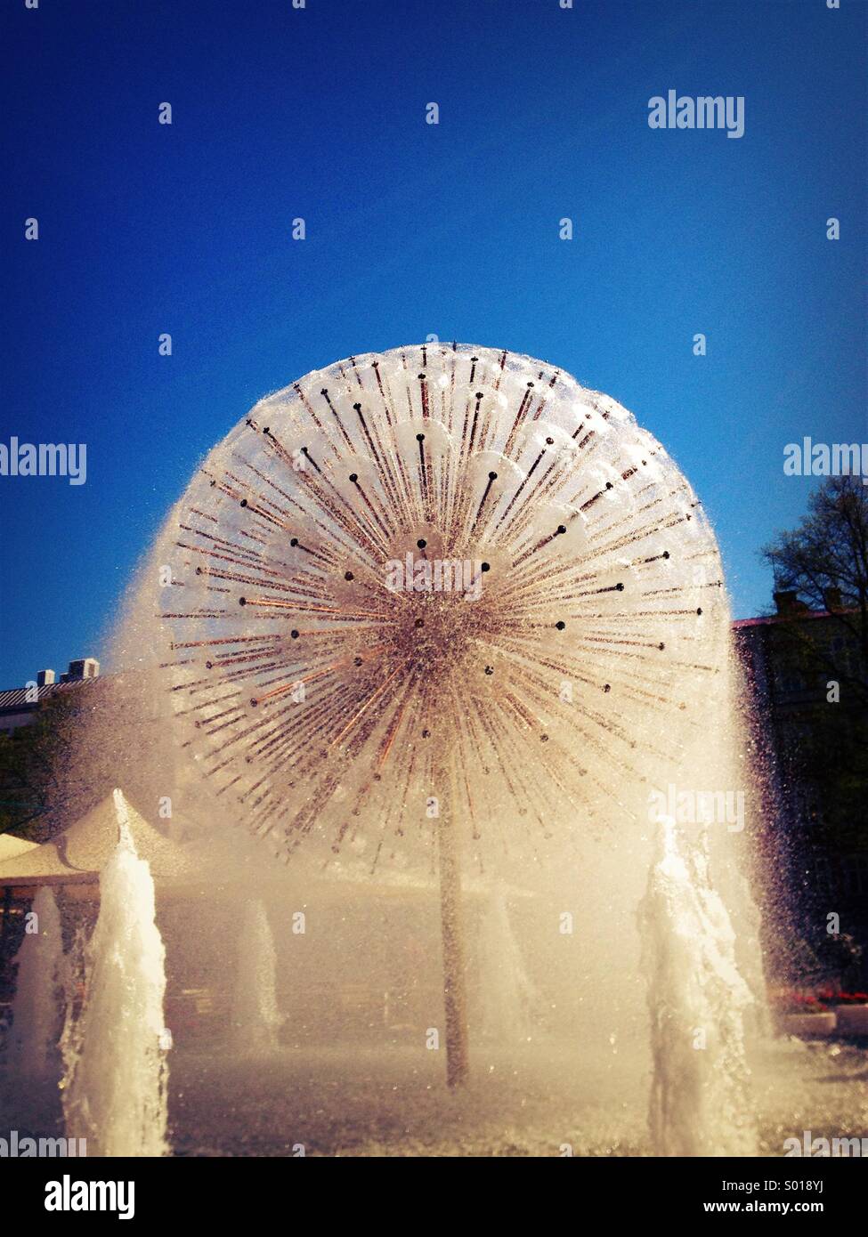 Tarassaco sfera fontana nel centro di Stoccolma. Foto Stock