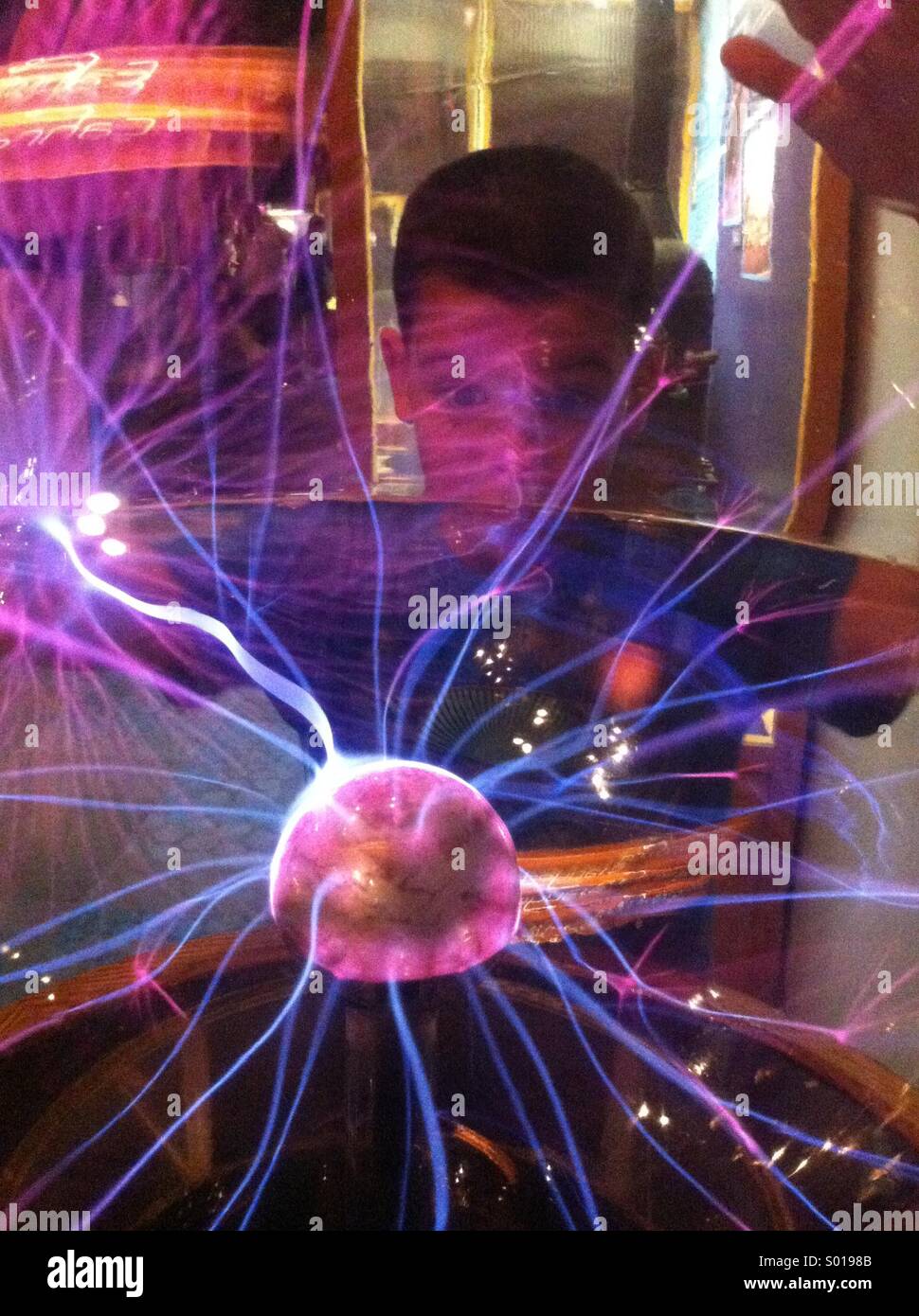 Globo di plasma presso il Museo della Scienza di Boston. - Immagine stock catturata con smartphone
