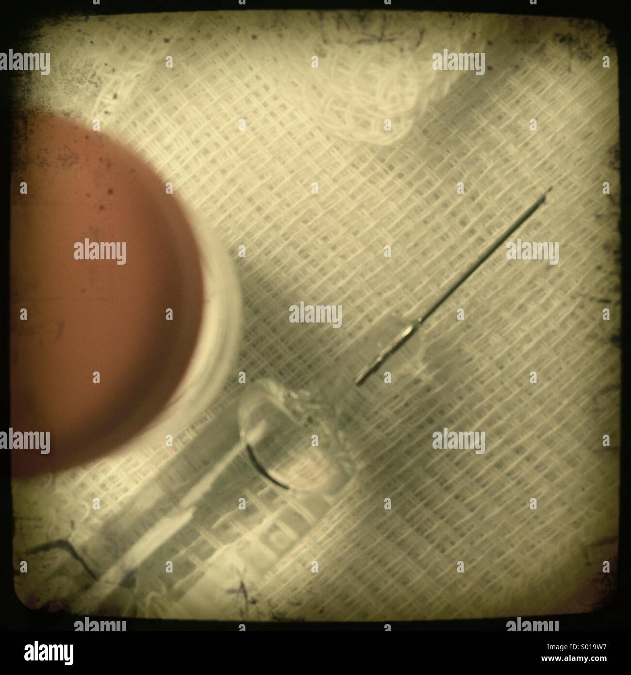 Una siringa e un flacone di farmaco - Immagine stock catturata con smartphone