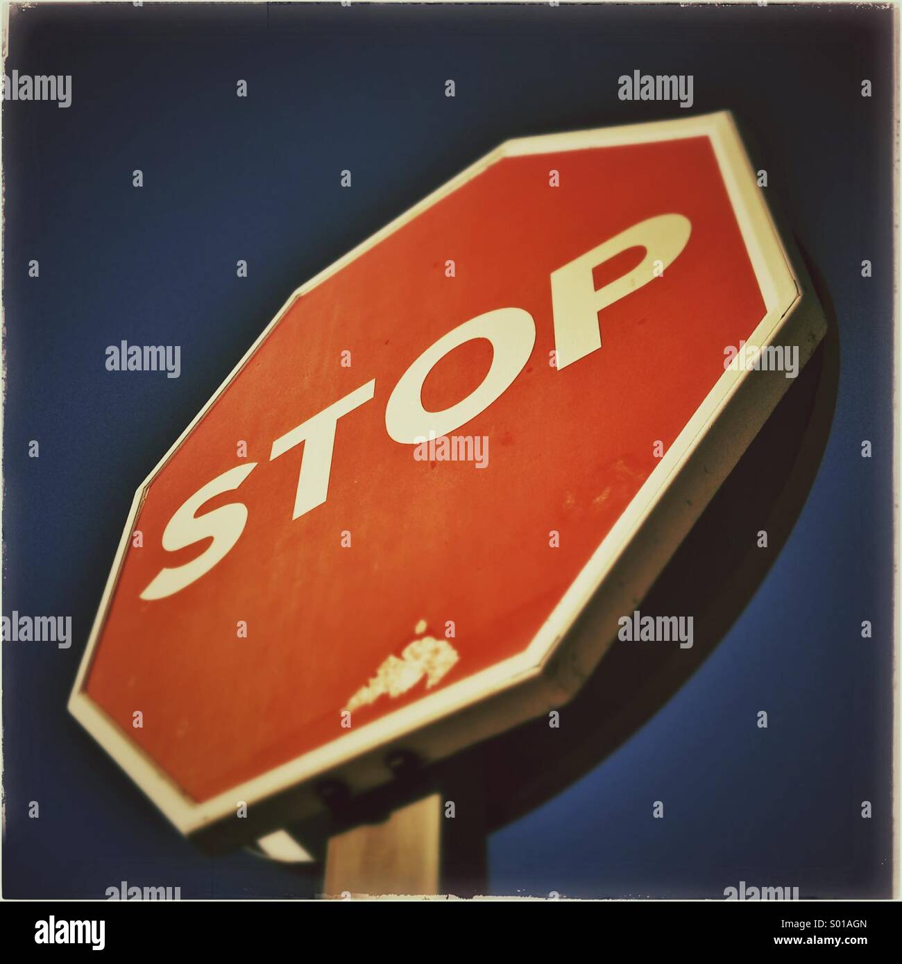 Smettere di segno di traffico sul cielo blu sullo sfondo Foto Stock