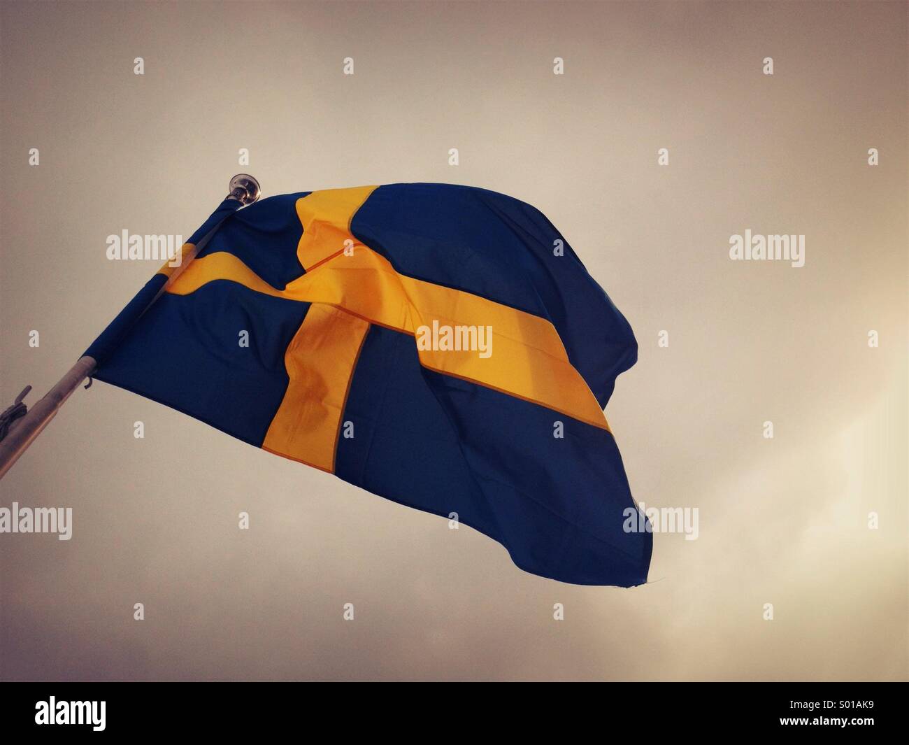 Bandiera svedese al vento. Foto Stock