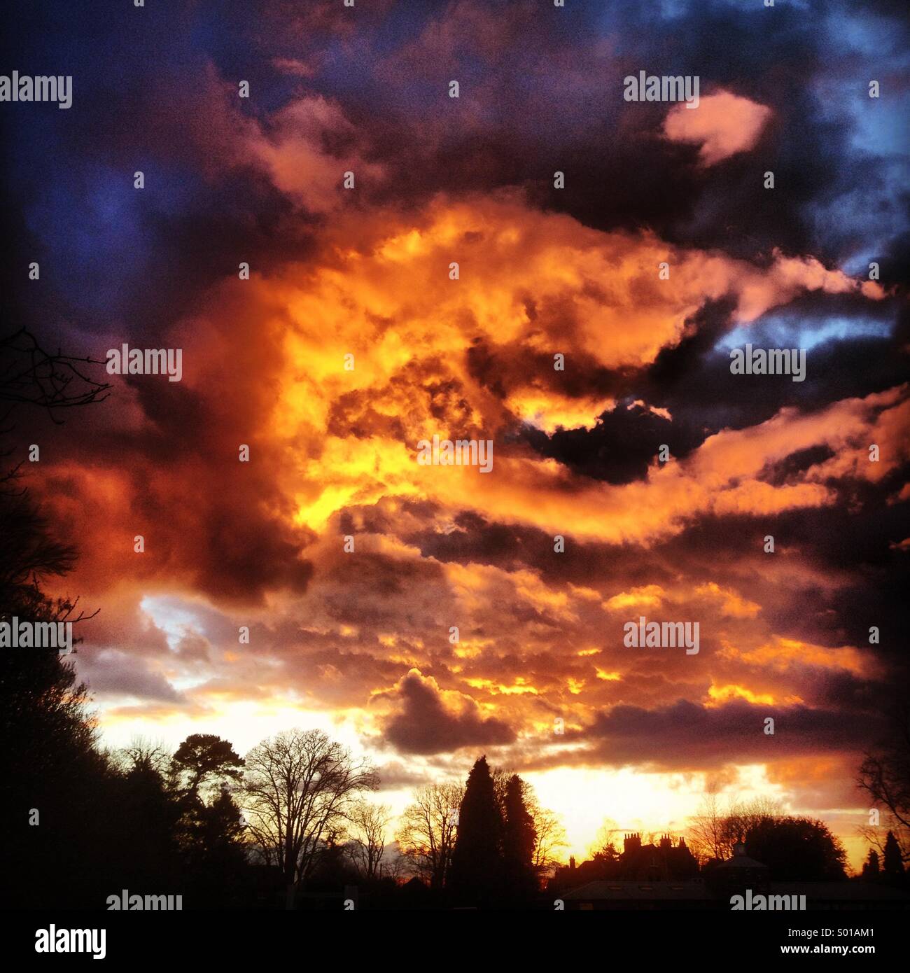 Cielo di tramonto oltre a Godalming Surrey, Regno Unito. Foto Stock