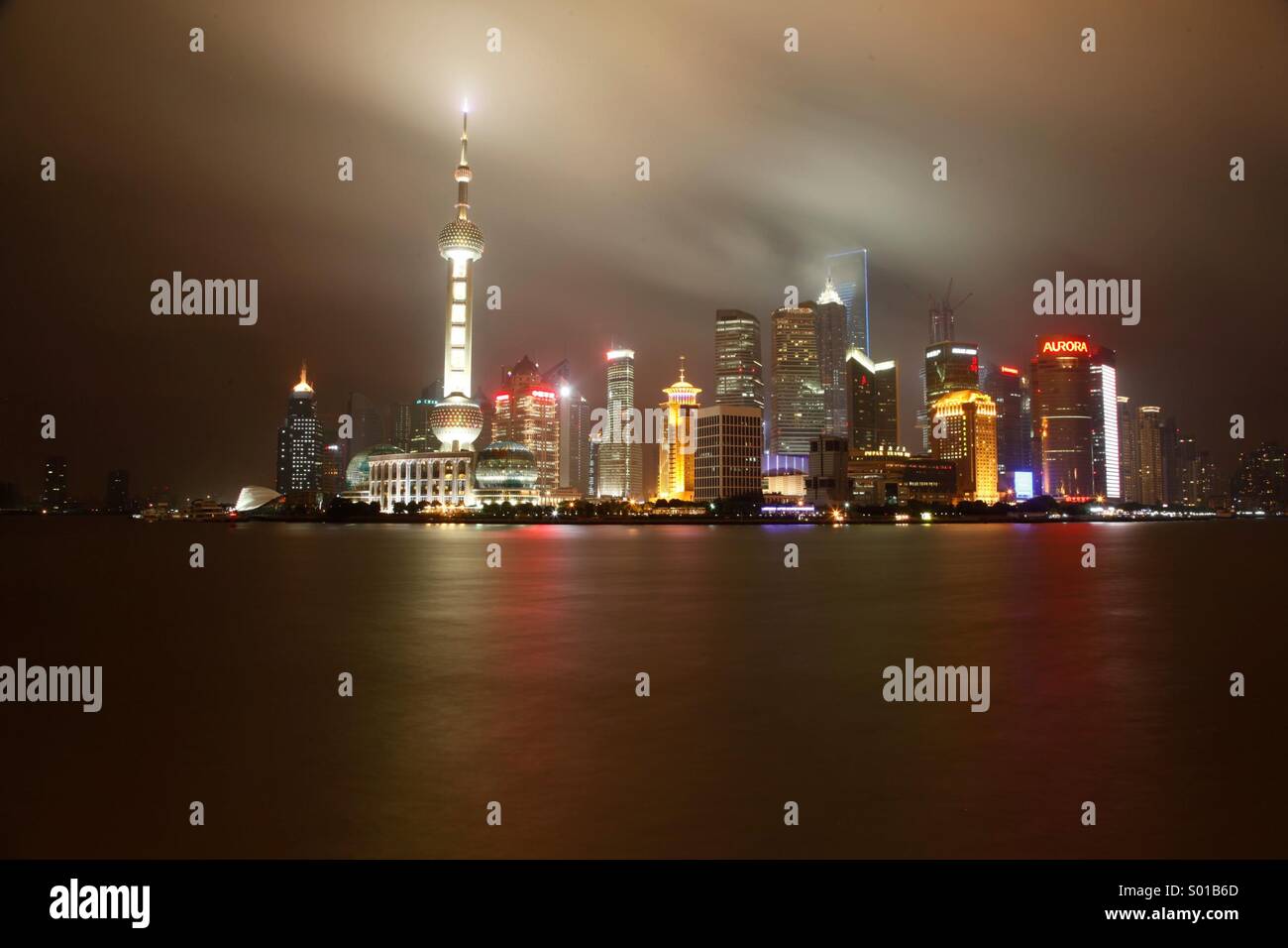 Lo skyline di Shanghai visto oltre il Fiume Huangpu, Cina Foto Stock