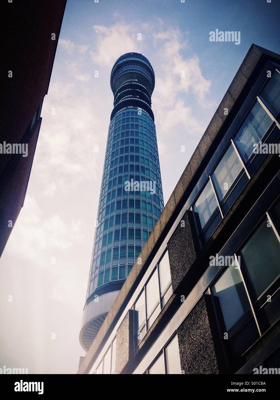 Bt tower dal basso nel centro di Londra Foto Stock