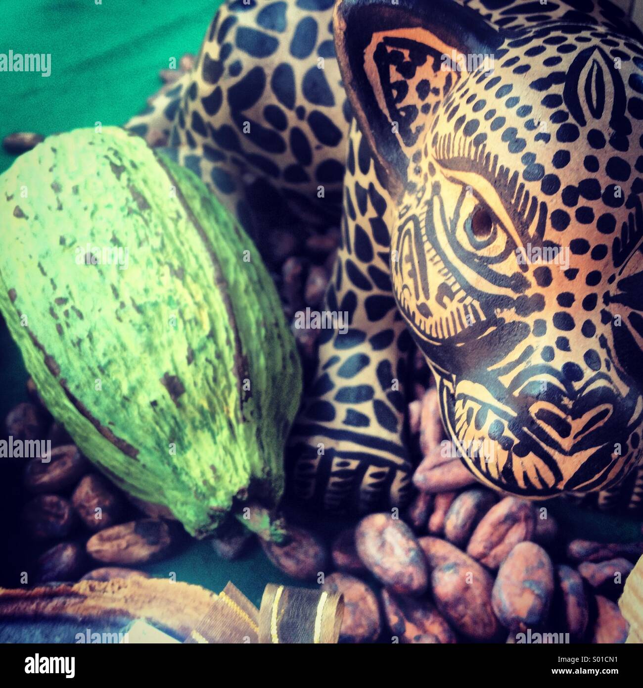 Un frutto di cacao e una Jaguar decorare un negozio di cioccolato in Mercado del mercato Cien a Colonia Roma, Città del Messico, Messico Foto Stock