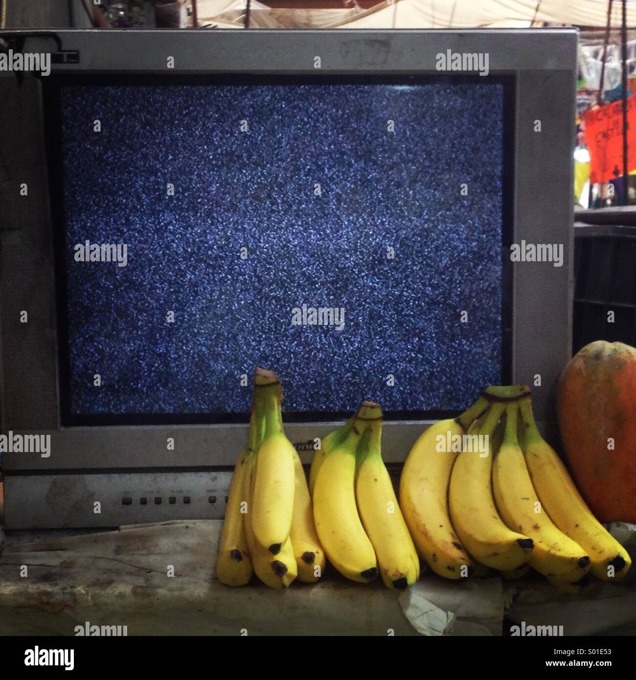 Una televisione stonato mostra rumore di statica si siede in un negozio di vegetali in Città del Messico, Messico Foto Stock