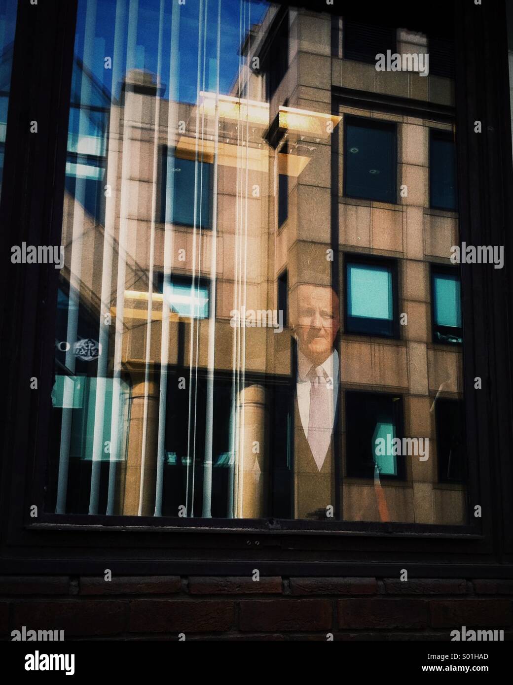 La riflessione di un ritaglio di cartone di David Cameron in una finestra Foto Stock