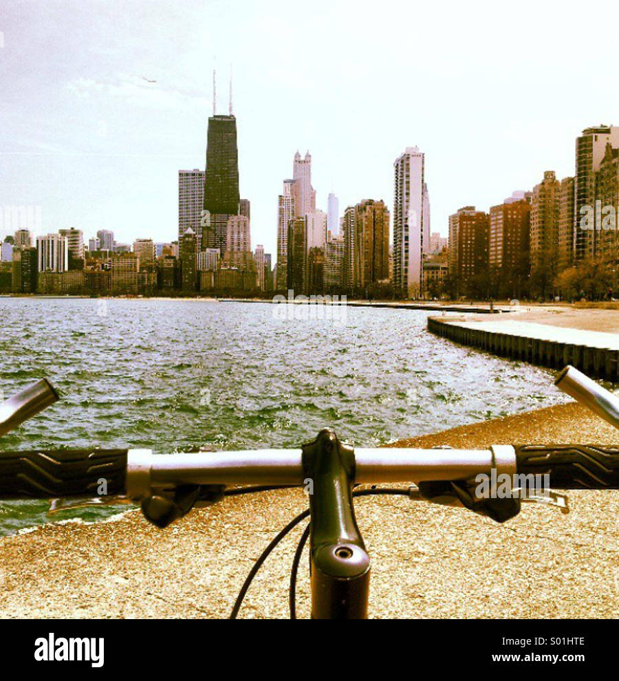 Vista sullo skyline di Chicago da una bicicletta vicino al lago Michigan Foto Stock
